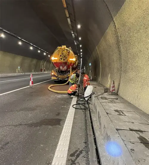 黔南隧道排水渠清淤